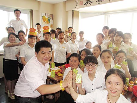 企業營銷短信平臺-2015年6月員工舉行生日會Party1