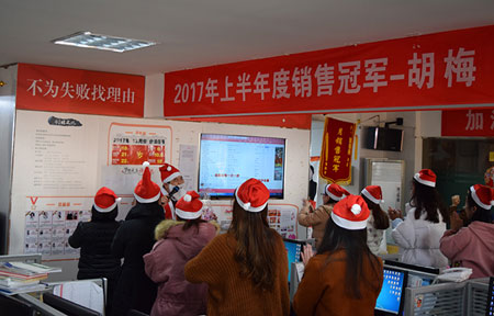  短信公司哪家好？看這里-驚現“大胖子圣誕老人”，萬商超信圣誕突襲送福利